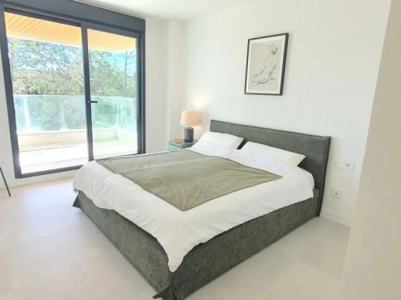 This beautiful bright elegant two-bedroom 2 beathroom apartment in Selwo, Estepona offers a perfect blend of nature, light, and coastal living. South-west facing, the property enjoys abundant afternoon sun and spectacular open views over protected forestl
