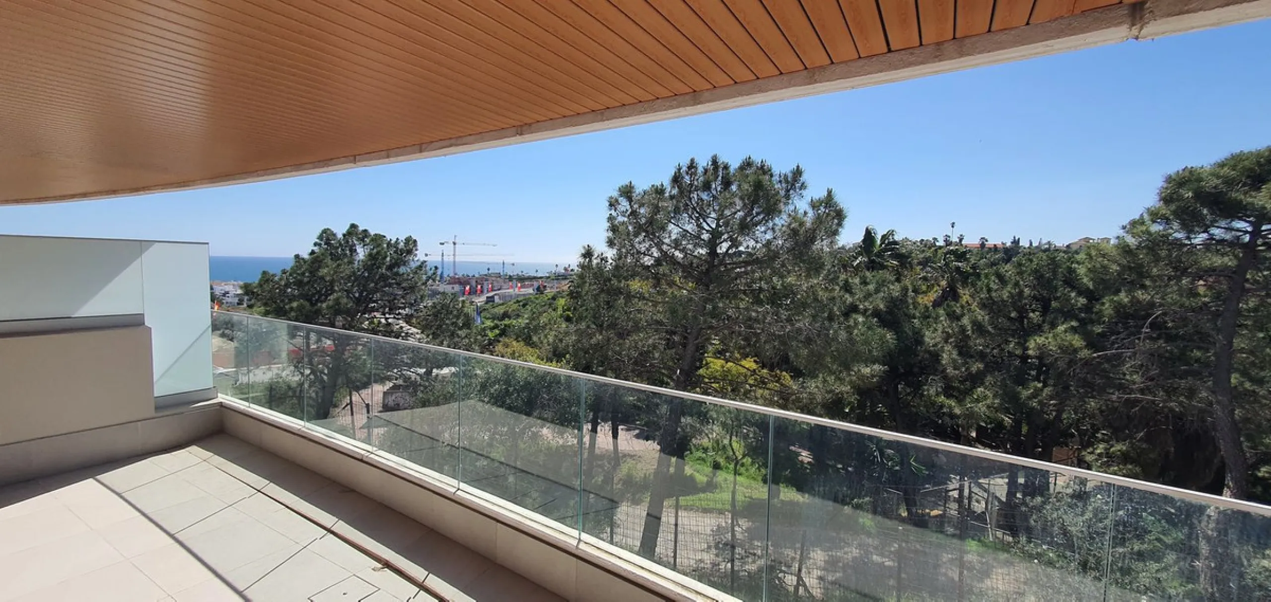 This beautiful bright elegant two-bedroom 2 beathroom apartment in Selwo, Estepona offers a perfect blend of nature, light, and coastal living. South-west facing, the property enjoys abundant afternoon sun and spectacular open views over protected forestl