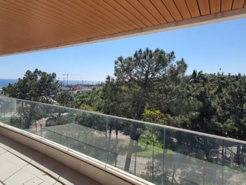 This beautiful bright elegant two-bedroom 2 beathroom apartment in Selwo, Estepona offers a perfect blend of nature, light, and coastal living. South-west facing, the property enjoys abundant afternoon sun and spectacular open views over protected forestl
