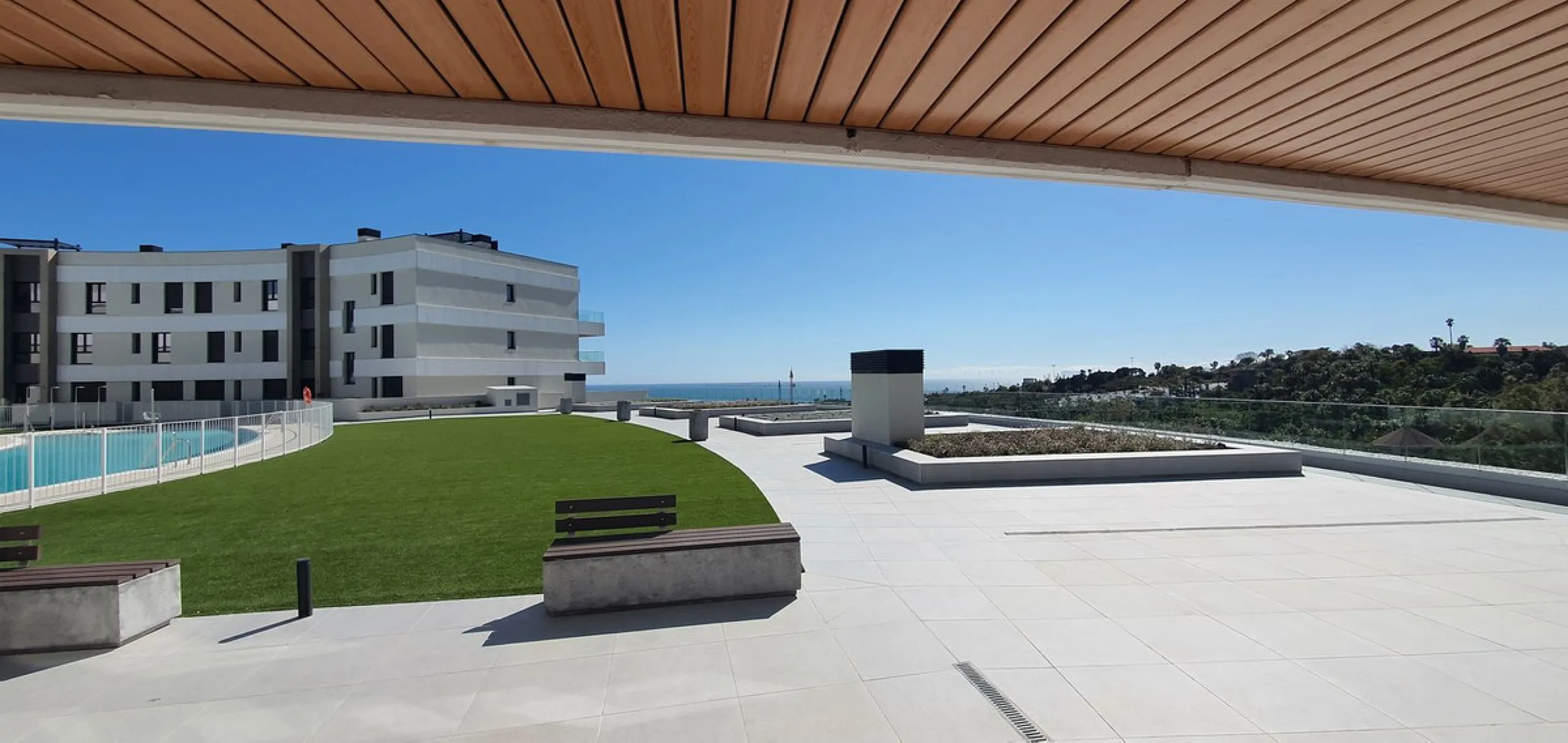 This beautiful bright elegant two-bedroom 2 beathroom apartment in Selwo, Estepona offers a perfect blend of nature, light, and coastal living. South-west facing, the property enjoys abundant afternoon sun and spectacular open views over protected forestl