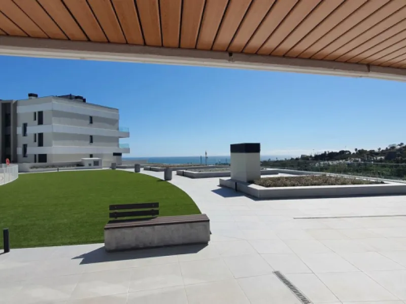 This beautiful bright elegant two-bedroom 2 beathroom apartment in Selwo, Estepona offers a perfect blend of nature, light, and coastal living. South-west facing, the property enjoys abundant afternoon sun and spectacular open views over protected forestl
