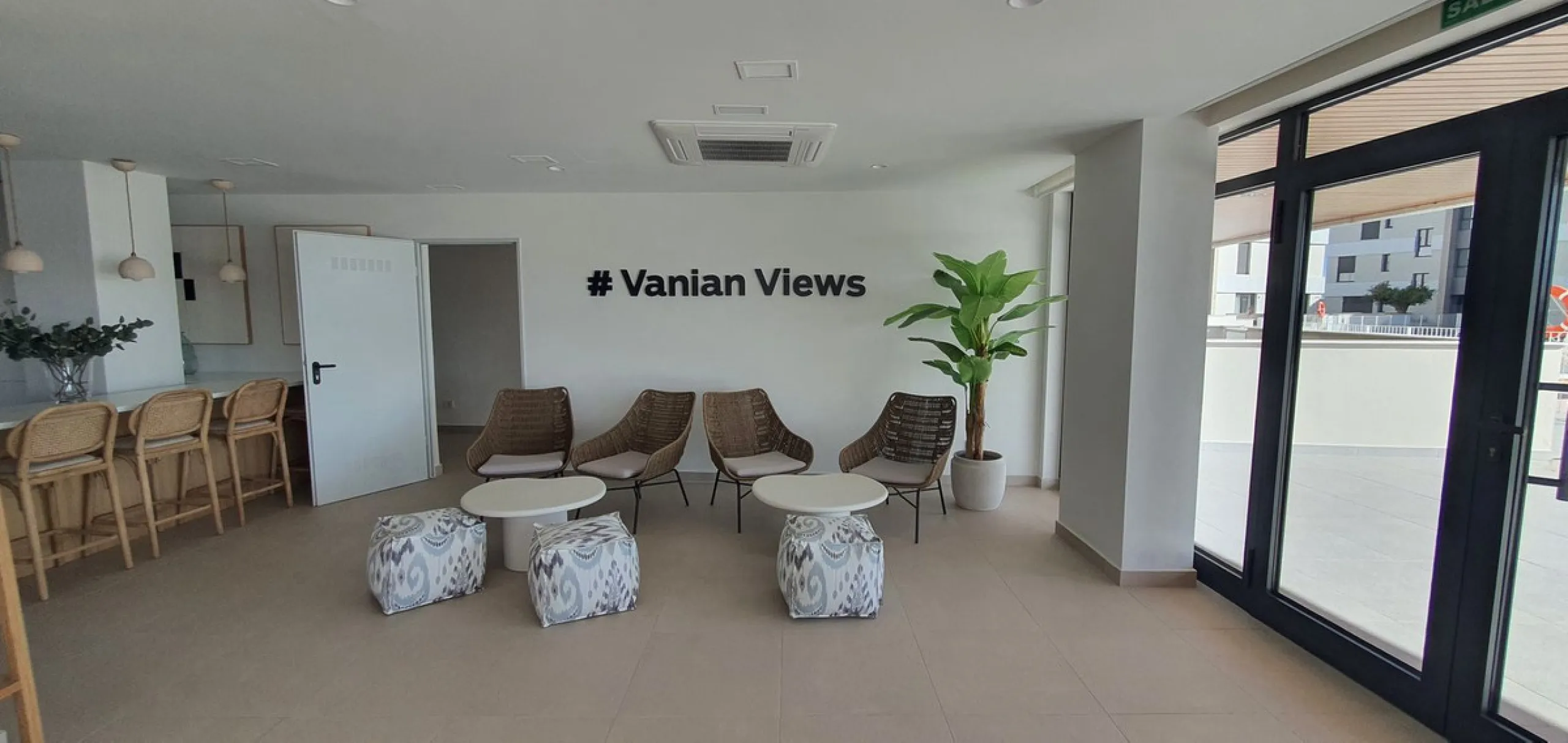 This beautiful bright elegant two-bedroom 2 beathroom apartment in Selwo, Estepona offers a perfect blend of nature, light, and coastal living. South-west facing, the property enjoys abundant afternoon sun and spectacular open views over protected forestl