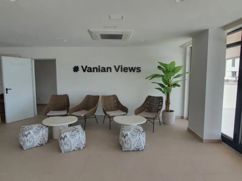 This beautiful bright elegant two-bedroom 2 beathroom apartment in Selwo, Estepona offers a perfect blend of nature, light, and coastal living. South-west facing, the property enjoys abundant afternoon sun and spectacular open views over protected forestl
