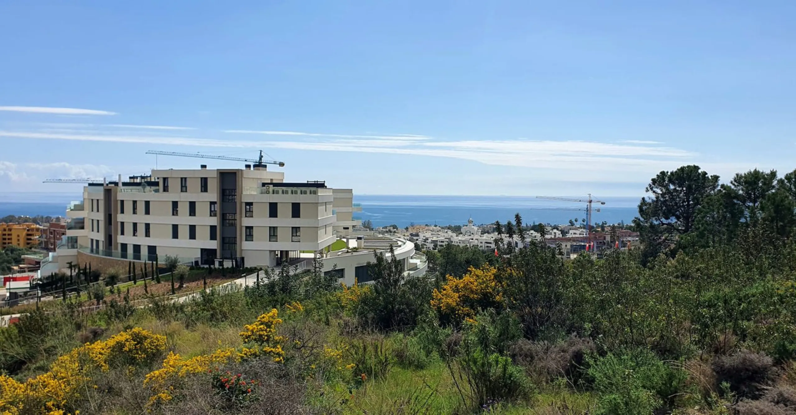 This beautiful bright elegant two-bedroom 2 beathroom apartment in Selwo, Estepona offers a perfect blend of nature, light, and coastal living. South-west facing, the property enjoys abundant afternoon sun and spectacular open views over protected forestl