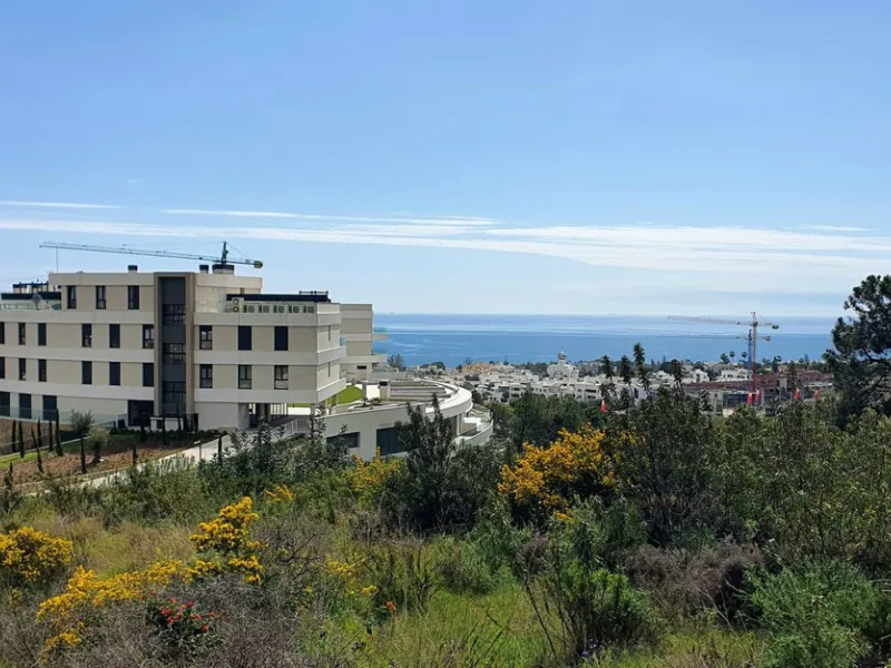 This beautiful bright elegant two-bedroom 2 beathroom apartment in Selwo, Estepona offers a perfect blend of nature, light, and coastal living. South-west facing, the property enjoys abundant afternoon sun and spectacular open views over protected forestl