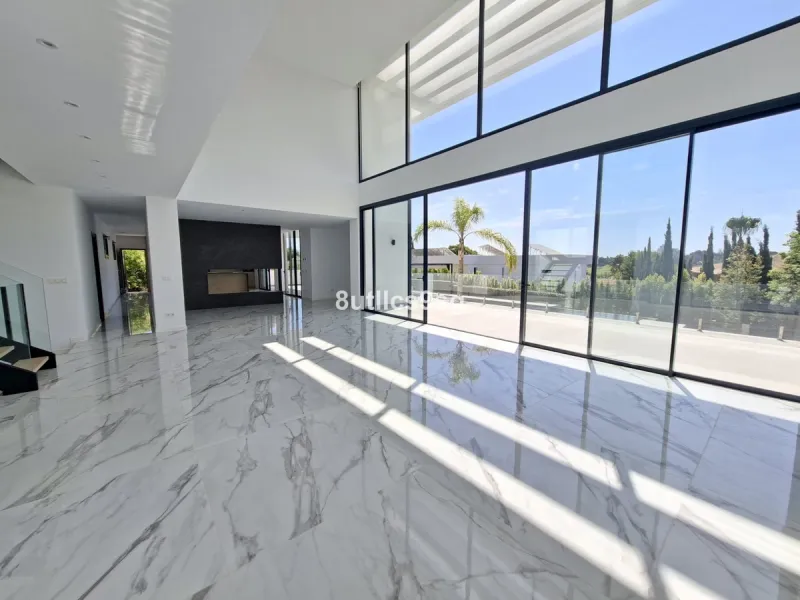 This contemporary villa is situated in the sought-after area of Paraiso Alto, Benahavis, Malaga. The property offers six bedrooms and eight bathrooms, including six en-suite, and stands out for its generous proportions with a built area of 1,038m² and a p