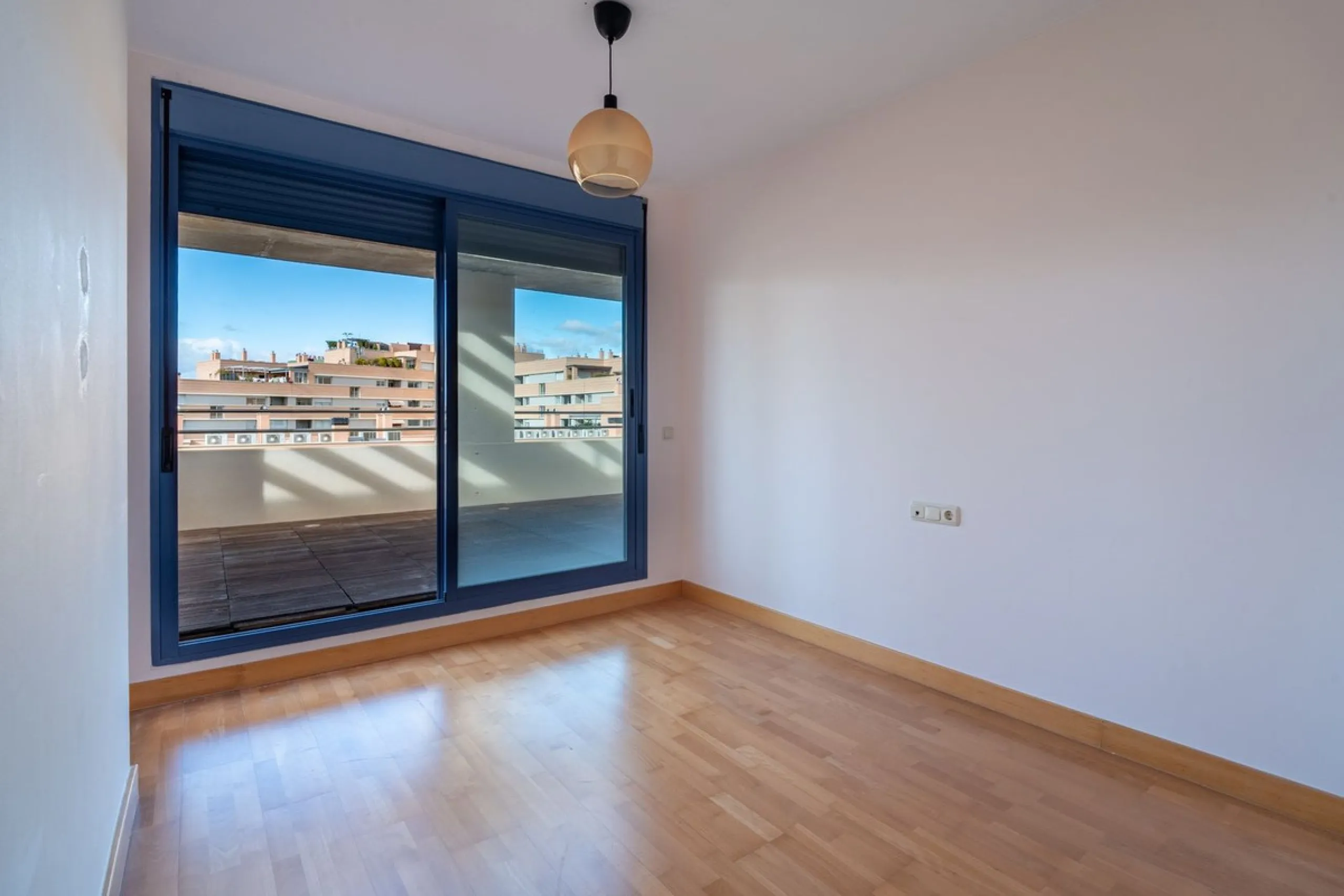 Discover this magnificent 96 m² penthouse located in a prime area, just a short walk from Larios Shopping Centre and surrounded by excellent transport links and local amenities.