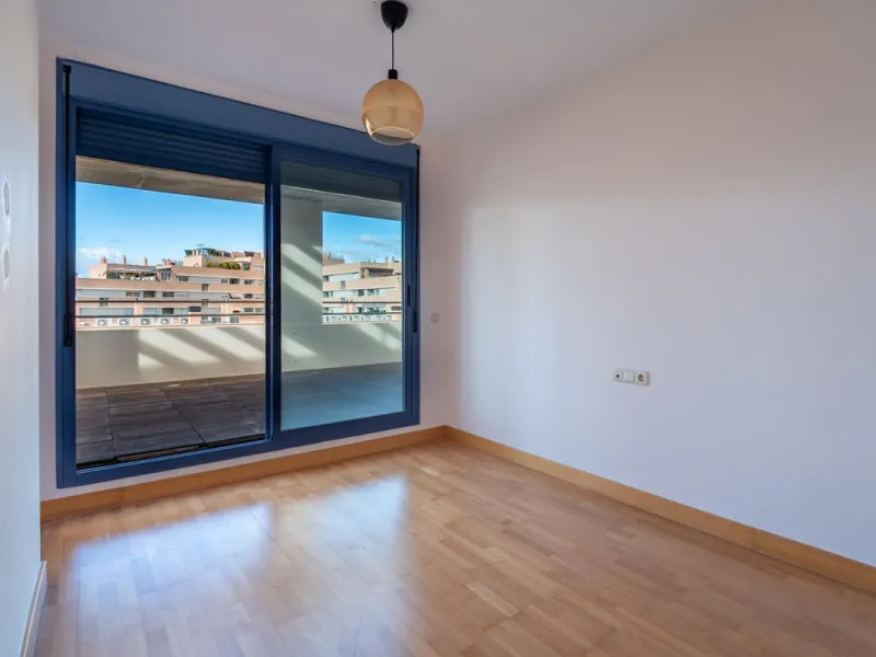 Discover this magnificent 96 m² penthouse located in a prime area, just a short walk from Larios Shopping Centre and surrounded by excellent transport links and local amenities.