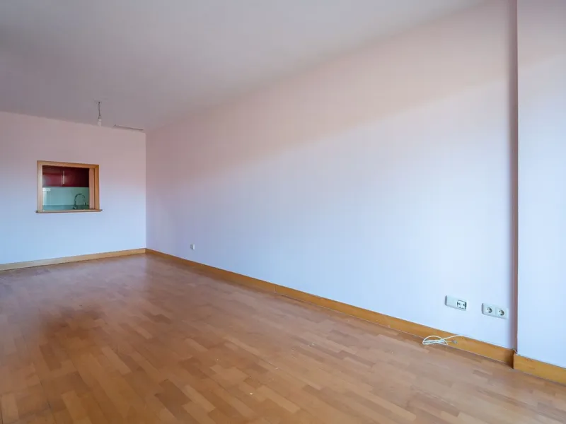 Discover this magnificent 96 m² penthouse located in a prime area, just a short walk from Larios Shopping Centre and surrounded by excellent transport links and local amenities.