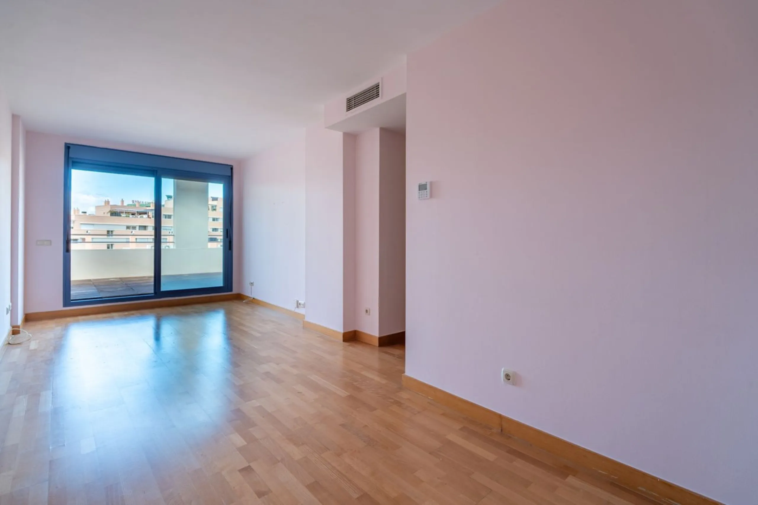 Discover this magnificent 96 m² penthouse located in a prime area, just a short walk from Larios Shopping Centre and surrounded by excellent transport links and local amenities.