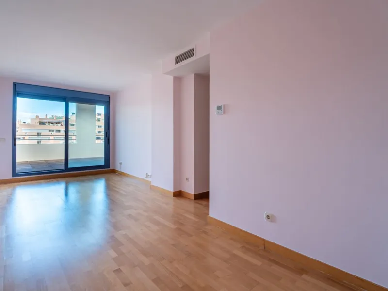 Discover this magnificent 96 m² penthouse located in a prime area, just a short walk from Larios Shopping Centre and surrounded by excellent transport links and local amenities.