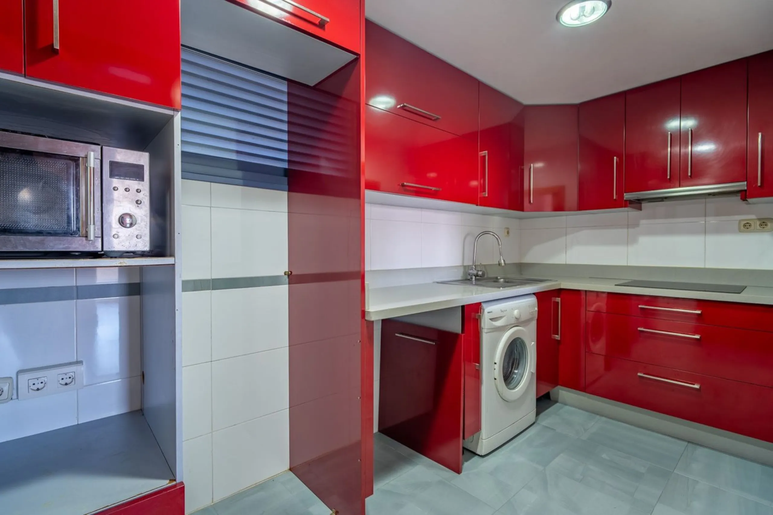 Discover this magnificent 96 m² penthouse located in a prime area, just a short walk from Larios Shopping Centre and surrounded by excellent transport links and local amenities.