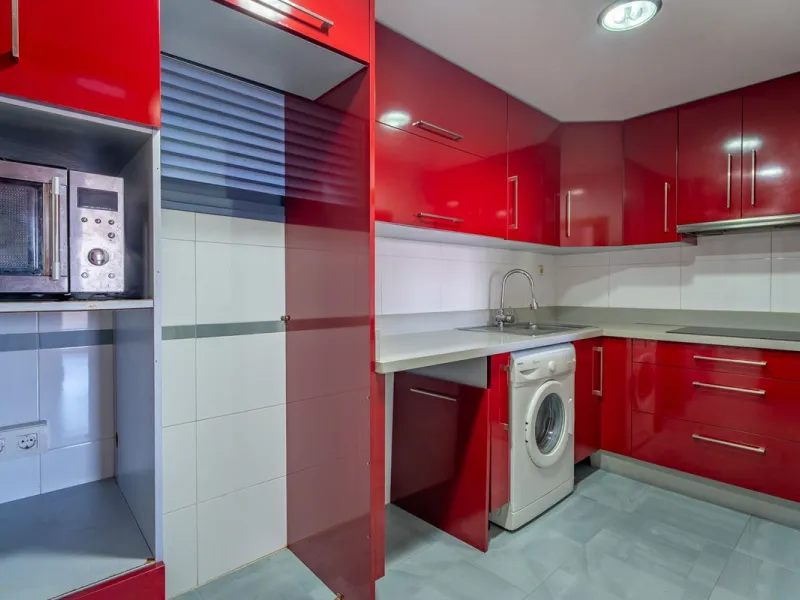 Discover this magnificent 96 m² penthouse located in a prime area, just a short walk from Larios Shopping Centre and surrounded by excellent transport links and local amenities.