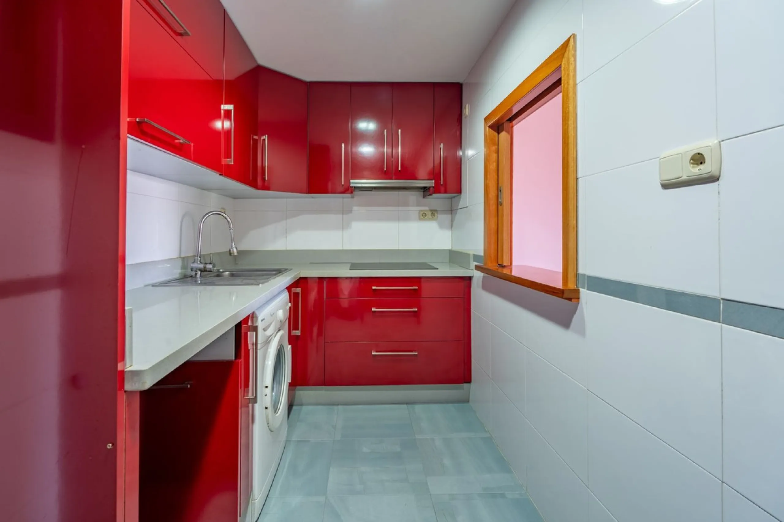 Discover this magnificent 96 m² penthouse located in a prime area, just a short walk from Larios Shopping Centre and surrounded by excellent transport links and local amenities.