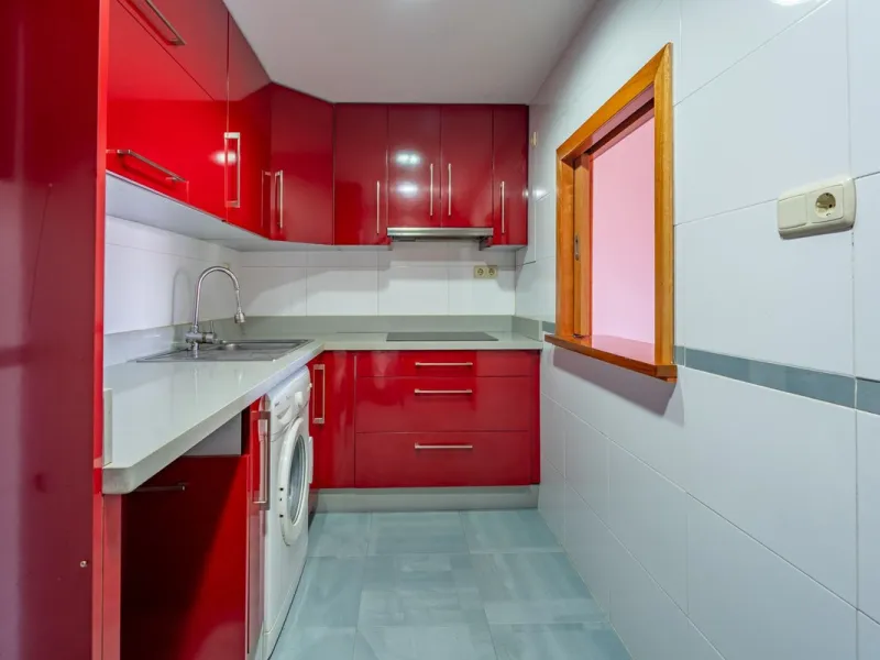 Discover this magnificent 96 m² penthouse located in a prime area, just a short walk from Larios Shopping Centre and surrounded by excellent transport links and local amenities.