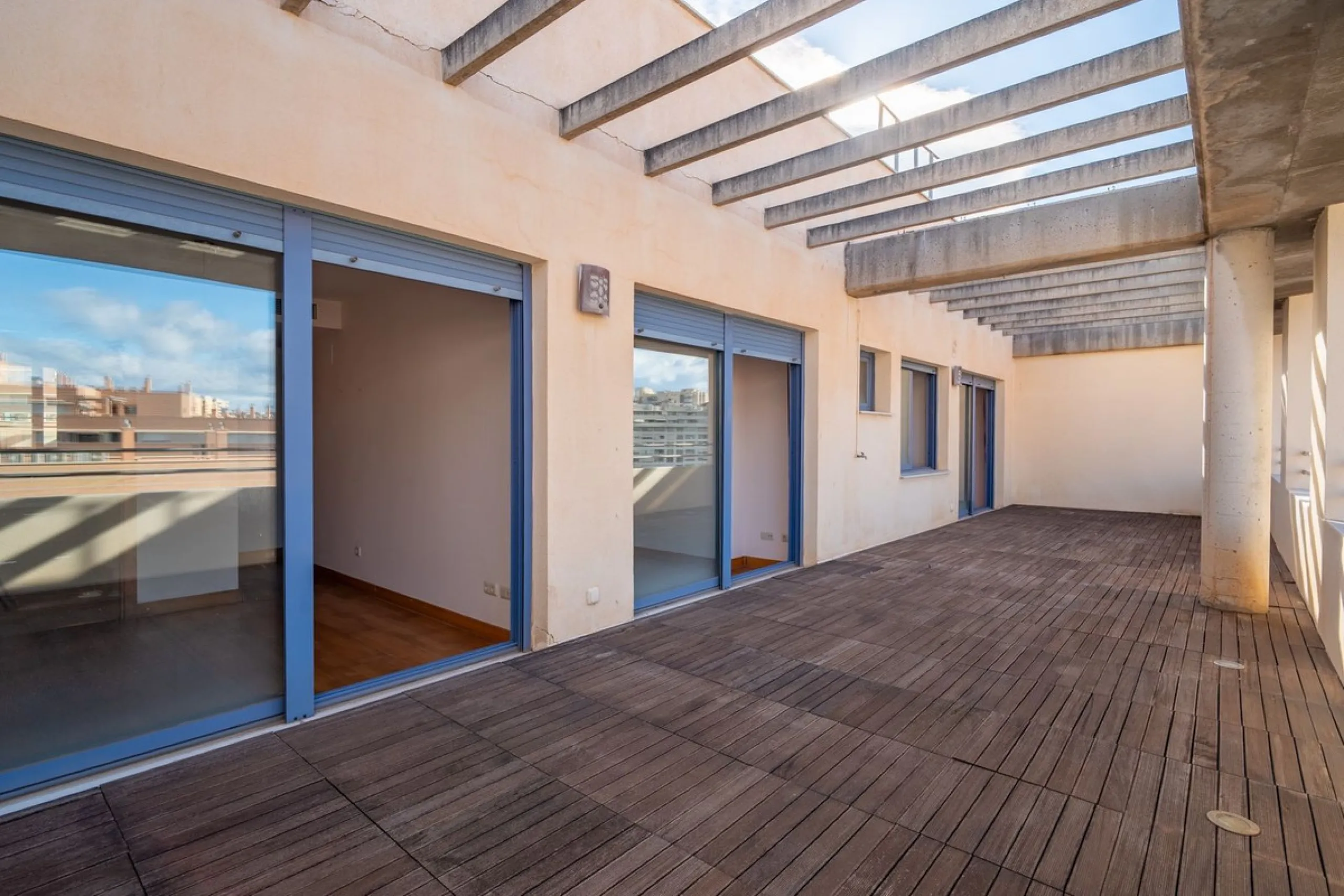 Discover this magnificent 96 m² penthouse located in a prime area, just a short walk from Larios Shopping Centre and surrounded by excellent transport links and local amenities.