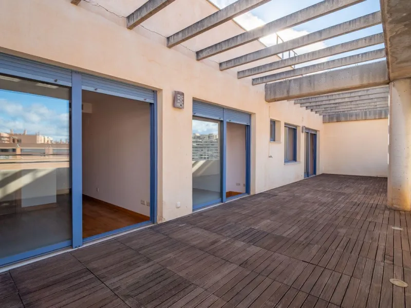 Discover this magnificent 96 m² penthouse located in a prime area, just a short walk from Larios Shopping Centre and surrounded by excellent transport links and local amenities.