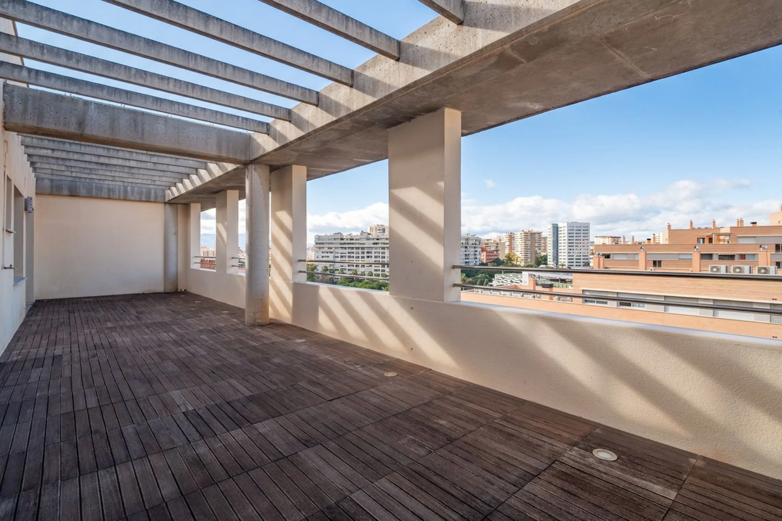 Discover this magnificent 96 m² penthouse located in a prime area, just a short walk from Larios Shopping Centre and surrounded by excellent transport links and local amenities.