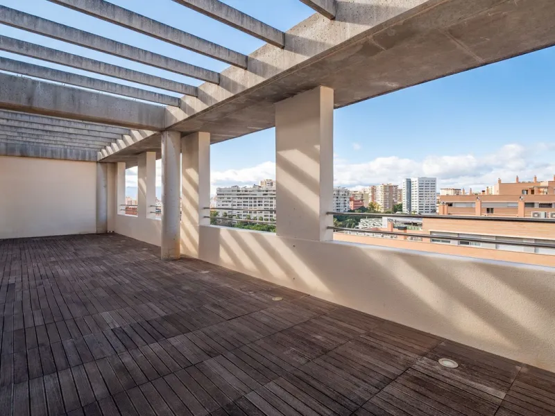 Discover this magnificent 96 m² penthouse located in a prime area, just a short walk from Larios Shopping Centre and surrounded by excellent transport links and local amenities.