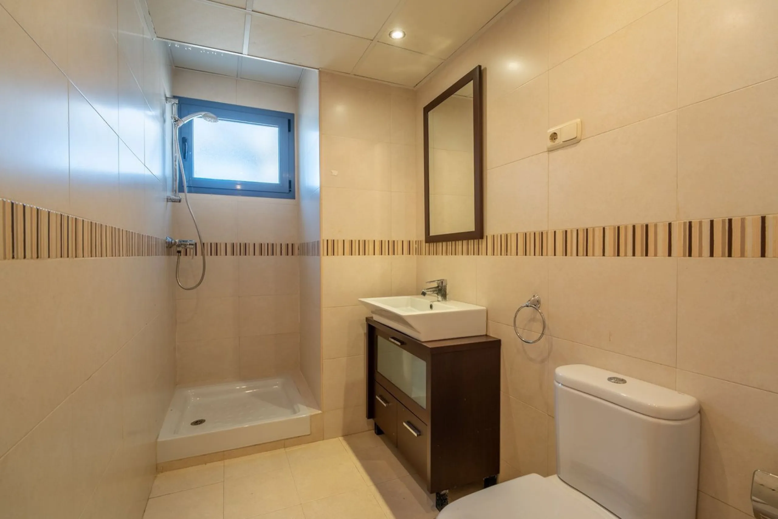 Discover this magnificent 96 m² penthouse located in a prime area, just a short walk from Larios Shopping Centre and surrounded by excellent transport links and local amenities.