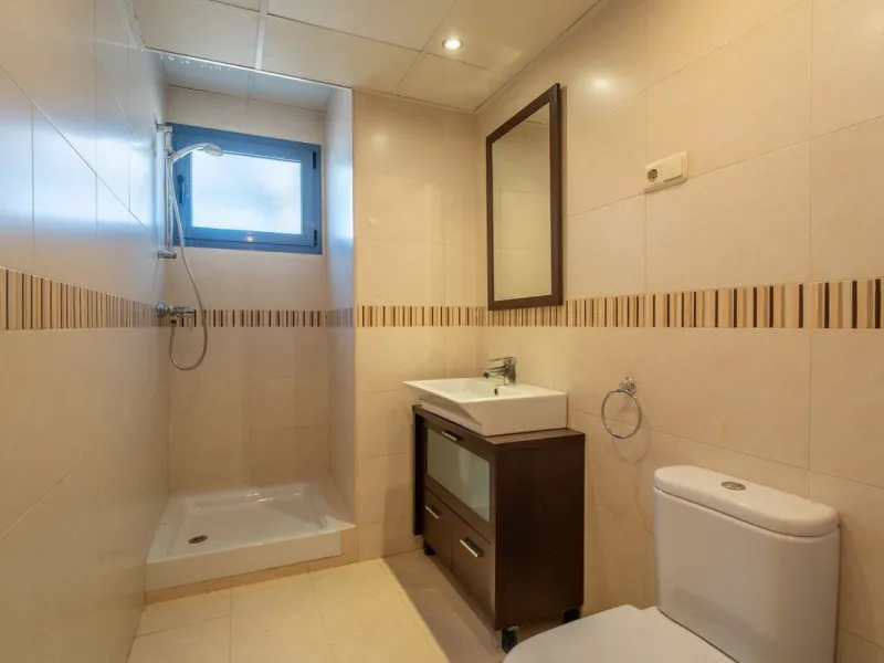 Discover this magnificent 96 m² penthouse located in a prime area, just a short walk from Larios Shopping Centre and surrounded by excellent transport links and local amenities.
