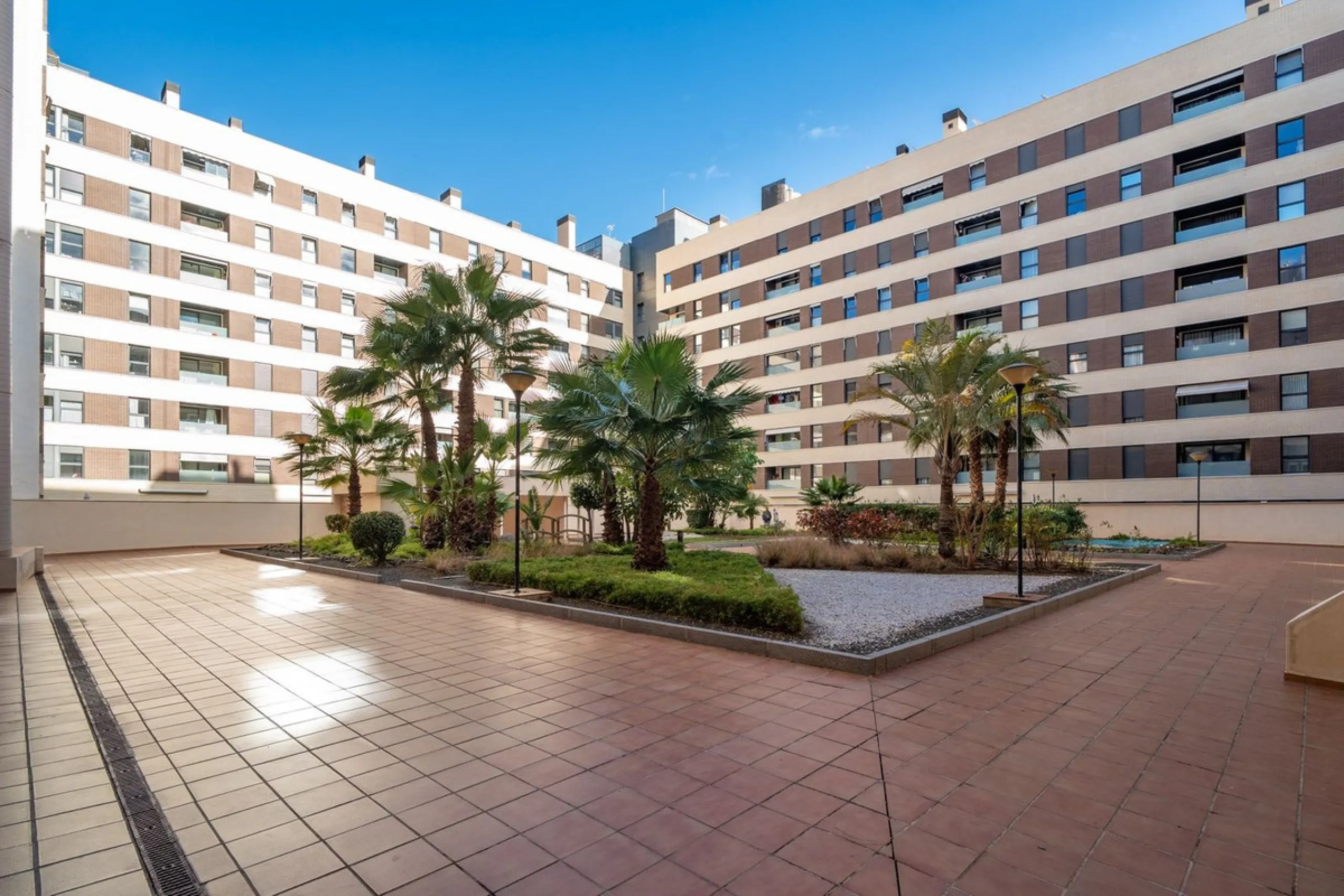 Discover this magnificent 96 m² penthouse located in a prime area, just a short walk from Larios Shopping Centre and surrounded by excellent transport links and local amenities.