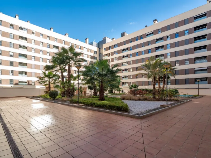 Discover this magnificent 96 m² penthouse located in a prime area, just a short walk from Larios Shopping Centre and surrounded by excellent transport links and local amenities.