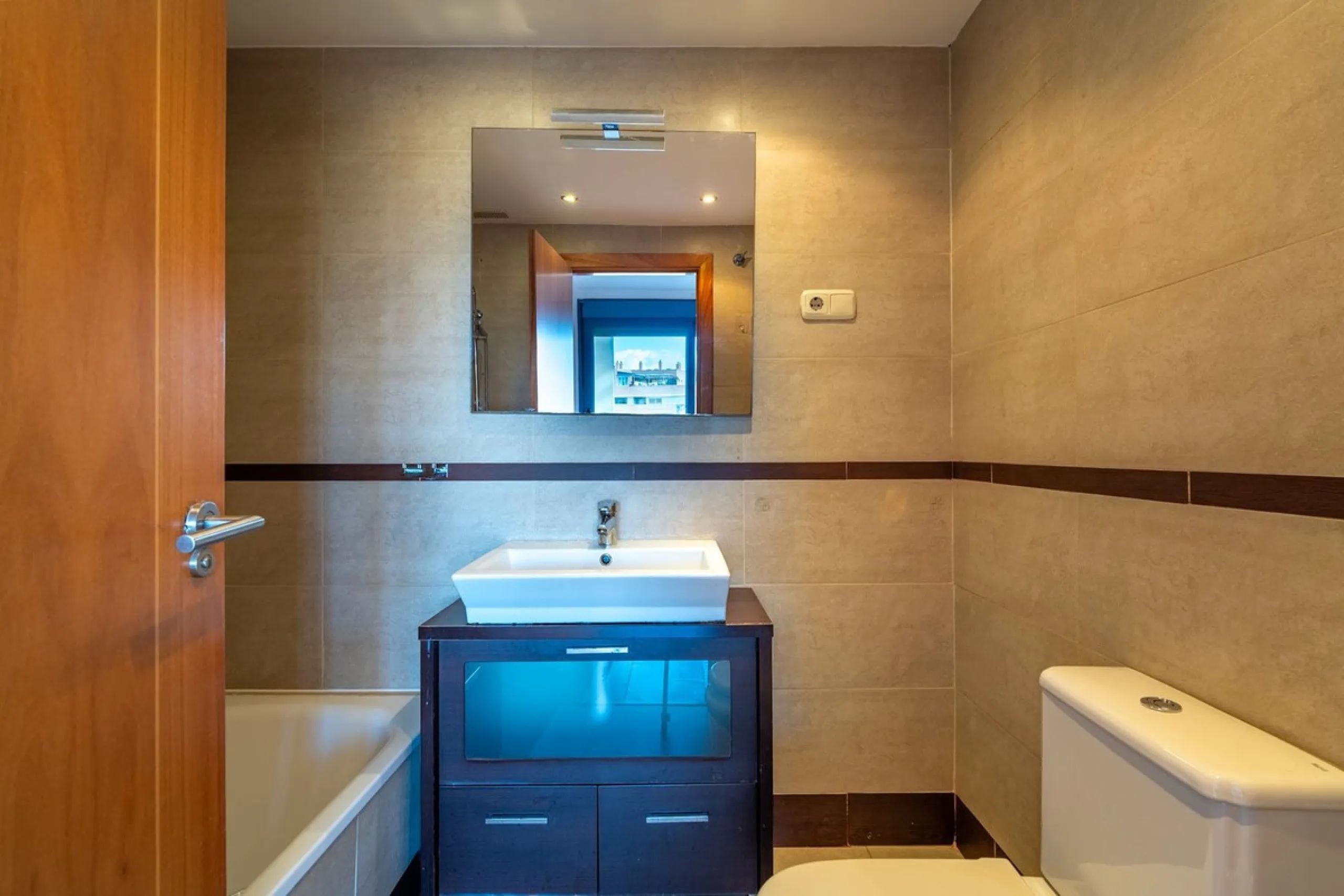 Discover this magnificent 96 m² penthouse located in a prime area, just a short walk from Larios Shopping Centre and surrounded by excellent transport links and local amenities.