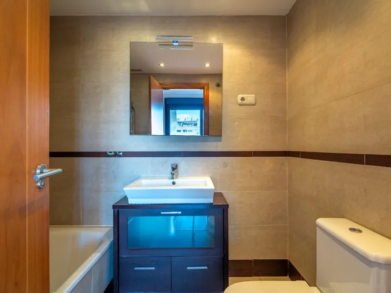 Discover this magnificent 96 m² penthouse located in a prime area, just a short walk from Larios Shopping Centre and surrounded by excellent transport links and local amenities.