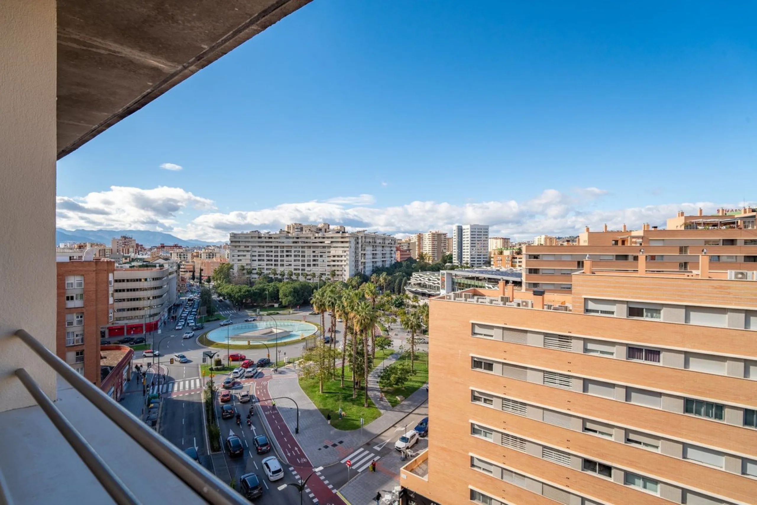 Discover this magnificent 96 m² penthouse located in a prime area, just a short walk from Larios Shopping Centre and surrounded by excellent transport links and local amenities.