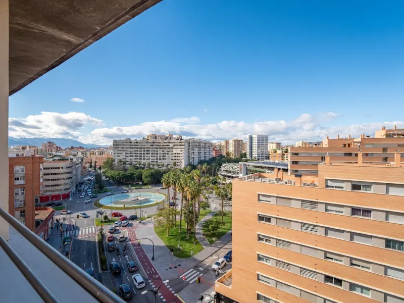Discover this magnificent 96 m² penthouse located in a prime area, just a short walk from Larios Shopping Centre and surrounded by excellent transport links and local amenities.