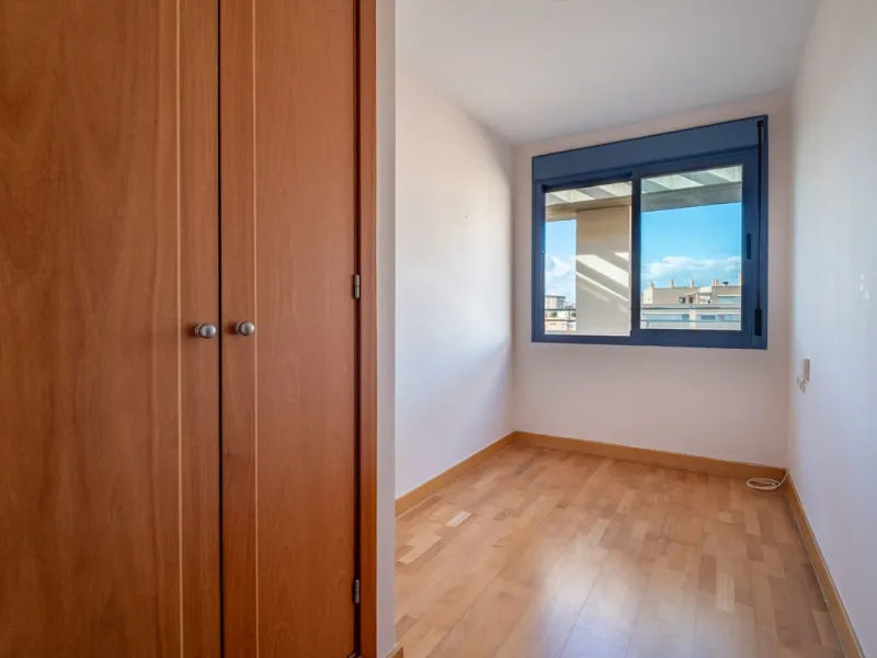 Discover this magnificent 96 m² penthouse located in a prime area, just a short walk from Larios Shopping Centre and surrounded by excellent transport links and local amenities.