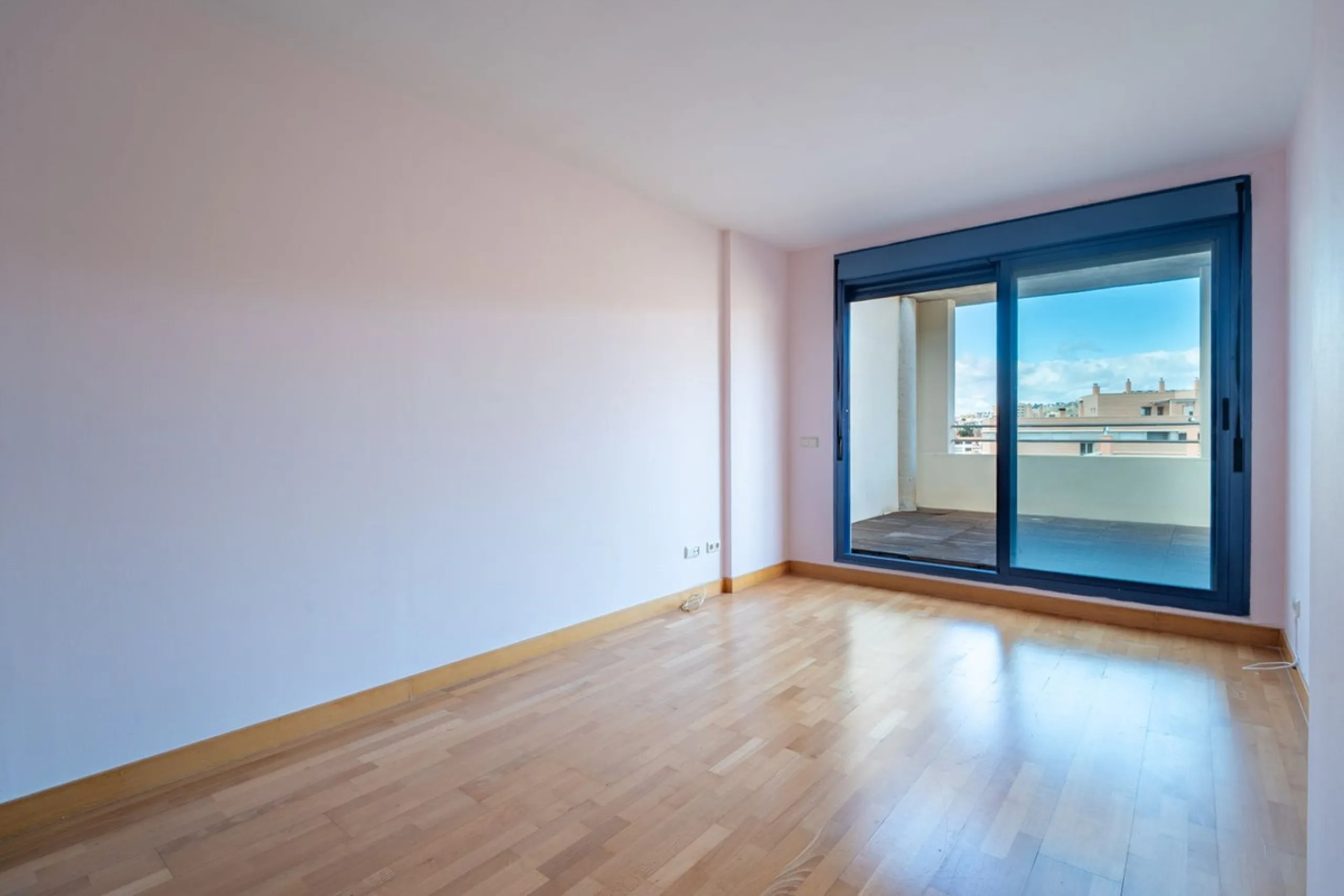 Discover this magnificent 96 m² penthouse located in a prime area, just a short walk from Larios Shopping Centre and surrounded by excellent transport links and local amenities.