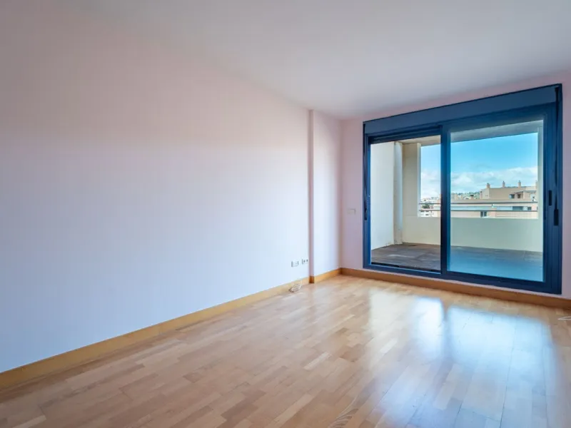 Discover this magnificent 96 m² penthouse located in a prime area, just a short walk from Larios Shopping Centre and surrounded by excellent transport links and local amenities.