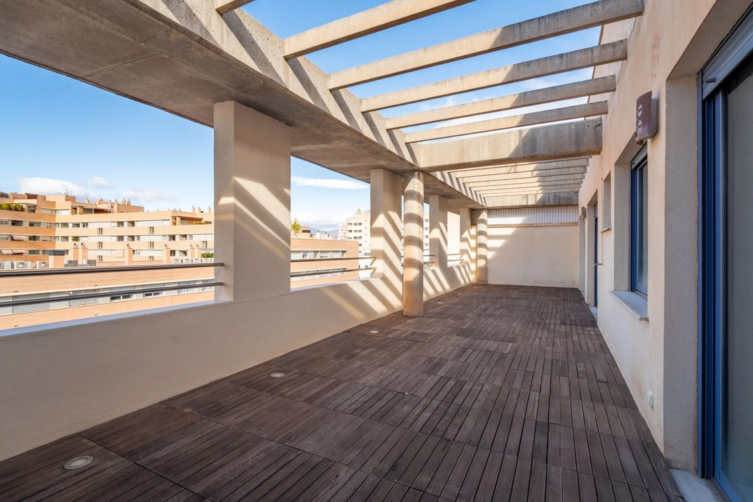 Discover this magnificent 96 m² penthouse located in a prime area, just a short walk from Larios Shopping Centre and surrounded by excellent transport links and local amenities.