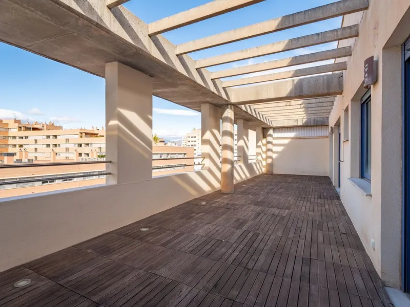 Discover this magnificent 96 m² penthouse located in a prime area, just a short walk from Larios Shopping Centre and surrounded by excellent transport links and local amenities.
