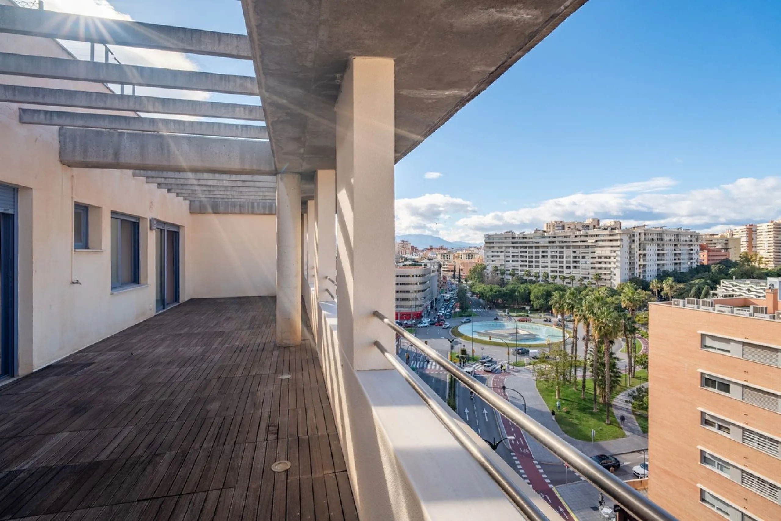 Discover this magnificent 96 m² penthouse located in a prime area, just a short walk from Larios Shopping Centre and surrounded by excellent transport links and local amenities.