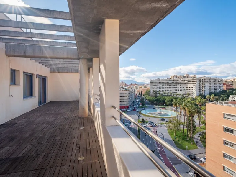 Discover this magnificent 96 m² penthouse located in a prime area, just a short walk from Larios Shopping Centre and surrounded by excellent transport links and local amenities.