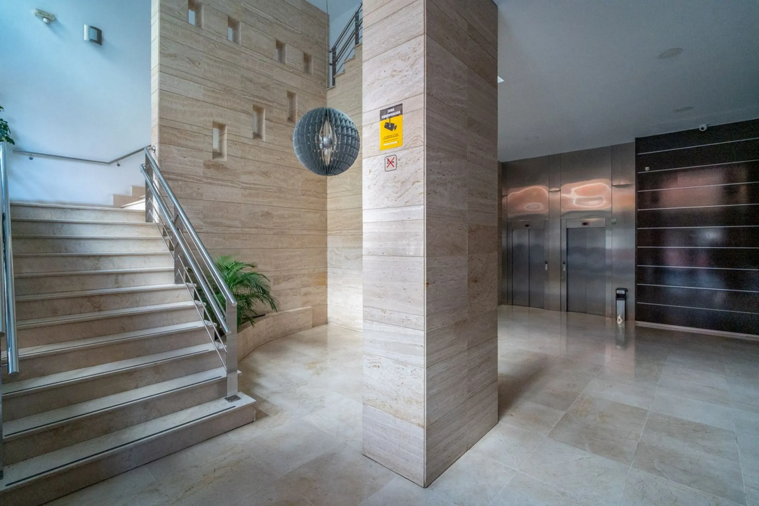 Discover this magnificent 96 m² penthouse located in a prime area, just a short walk from Larios Shopping Centre and surrounded by excellent transport links and local amenities.