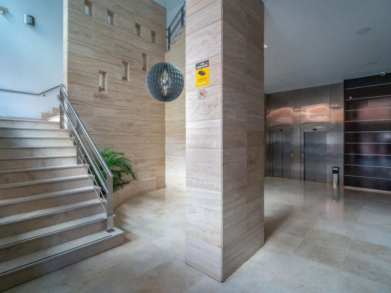 Discover this magnificent 96 m² penthouse located in a prime area, just a short walk from Larios Shopping Centre and surrounded by excellent transport links and local amenities.