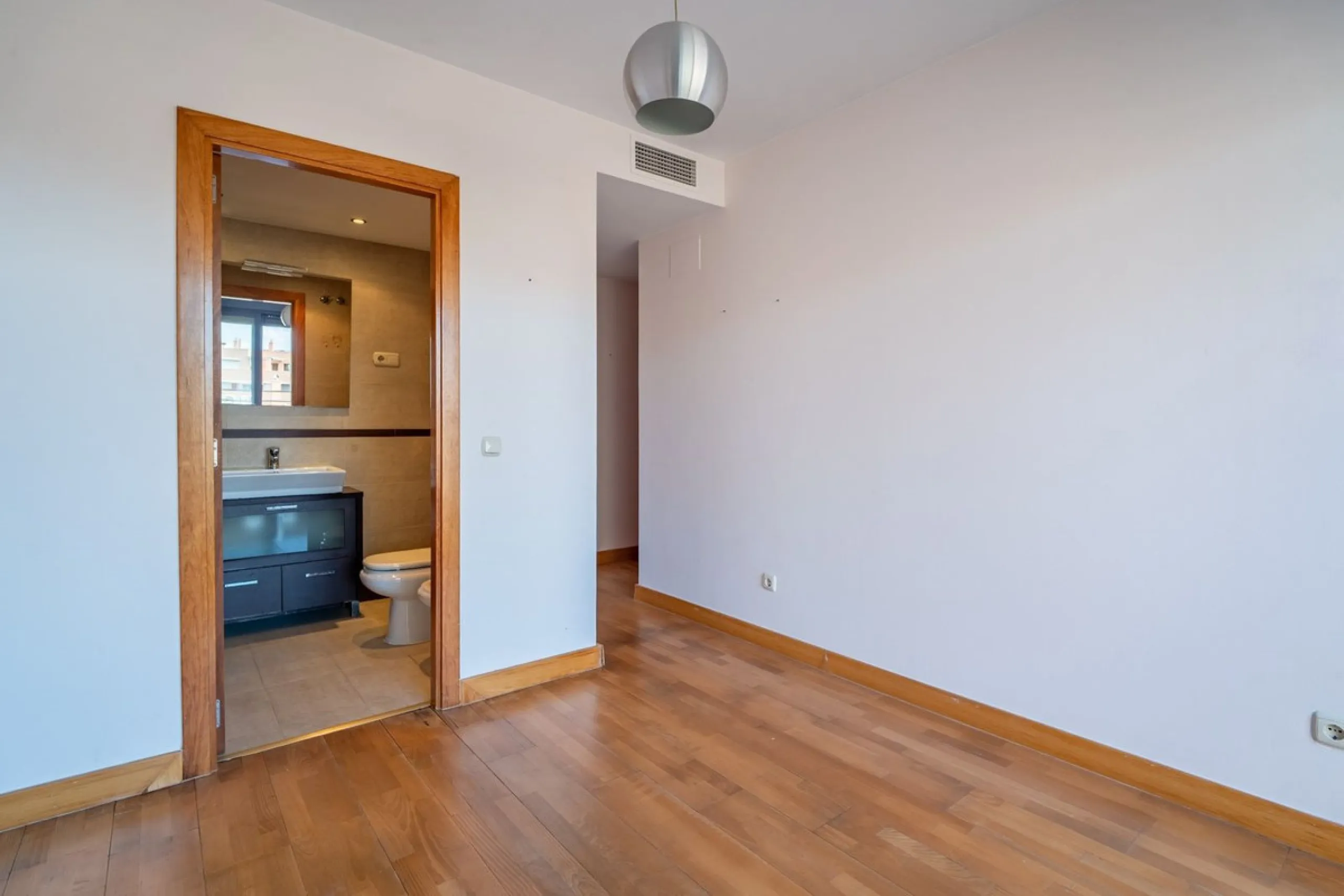 Discover this magnificent 96 m² penthouse located in a prime area, just a short walk from Larios Shopping Centre and surrounded by excellent transport links and local amenities.