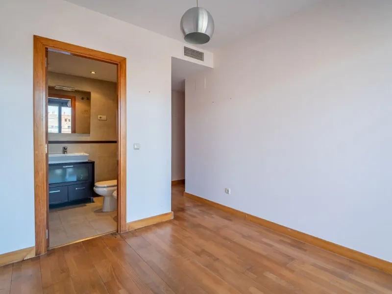 Discover this magnificent 96 m² penthouse located in a prime area, just a short walk from Larios Shopping Centre and surrounded by excellent transport links and local amenities.