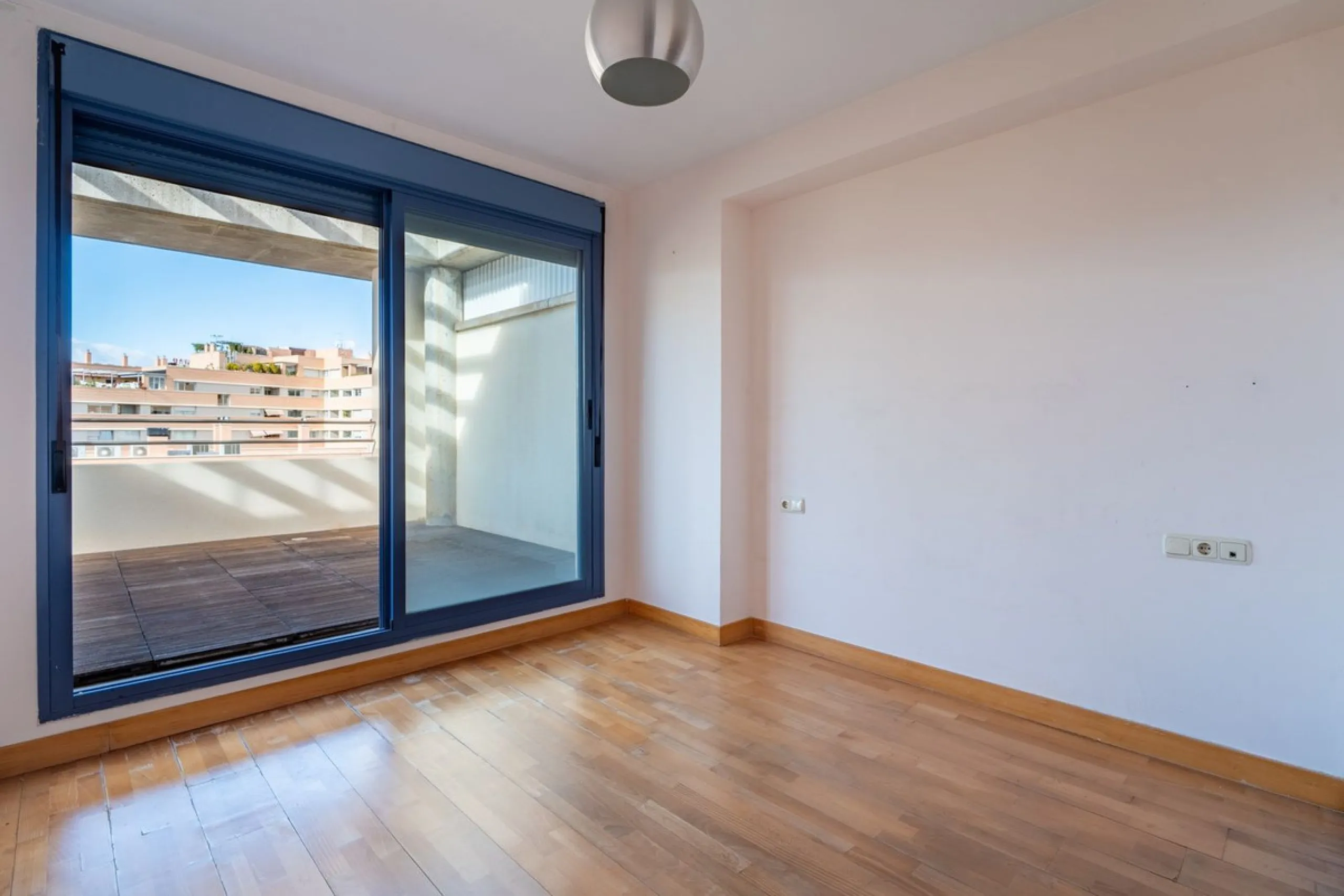 Discover this magnificent 96 m² penthouse located in a prime area, just a short walk from Larios Shopping Centre and surrounded by excellent transport links and local amenities.