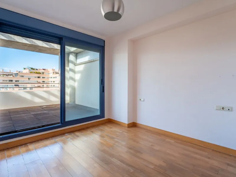 Discover this magnificent 96 m² penthouse located in a prime area, just a short walk from Larios Shopping Centre and surrounded by excellent transport links and local amenities.