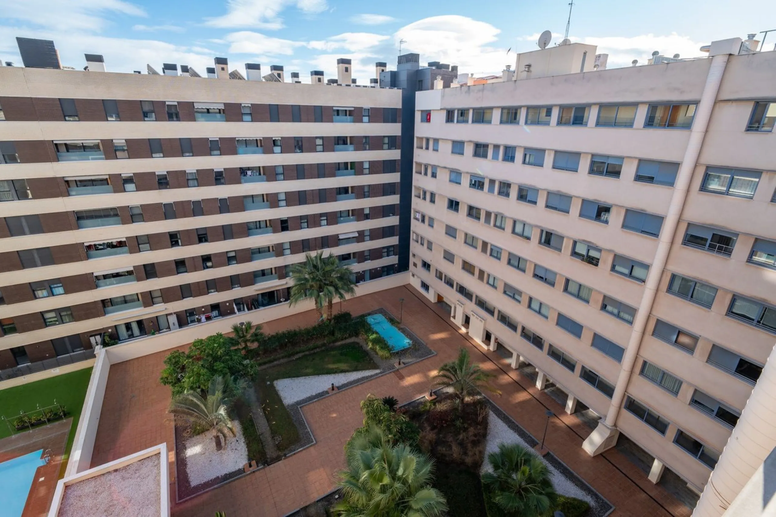 Discover this magnificent 96 m² penthouse located in a prime area, just a short walk from Larios Shopping Centre and surrounded by excellent transport links and local amenities.