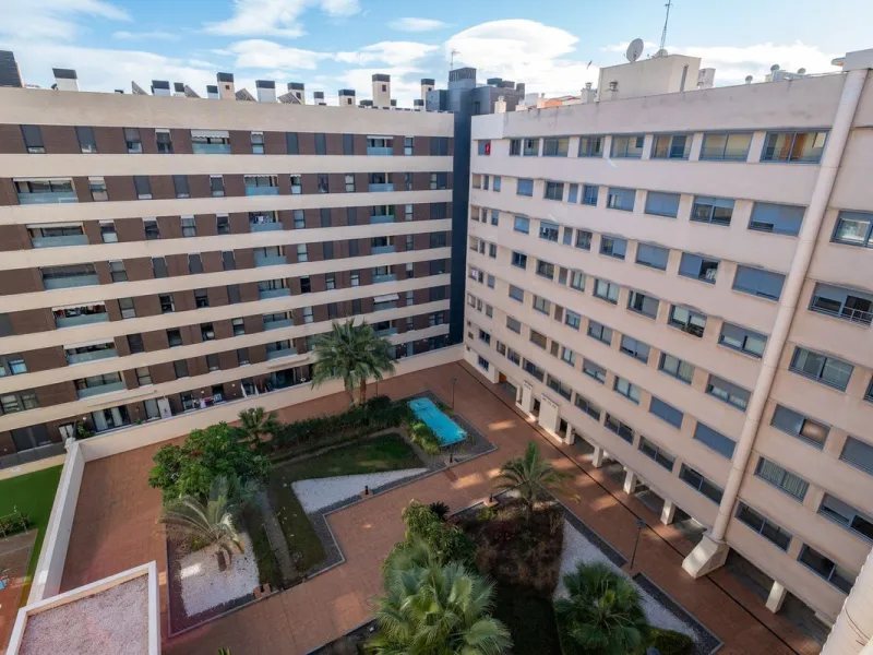 Discover this magnificent 96 m² penthouse located in a prime area, just a short walk from Larios Shopping Centre and surrounded by excellent transport links and local amenities.