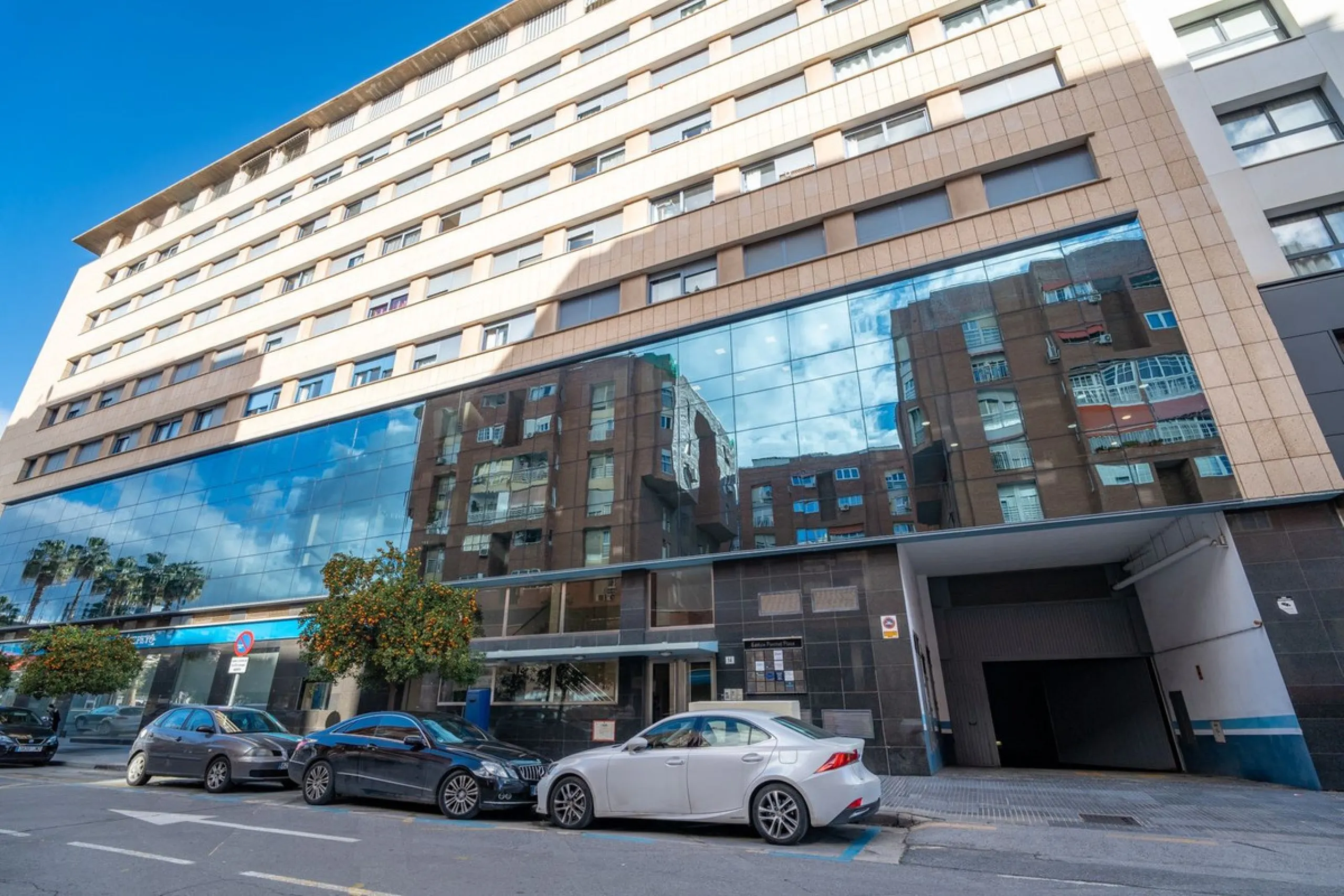 Discover this magnificent 96 m² penthouse located in a prime area, just a short walk from Larios Shopping Centre and surrounded by excellent transport links and local amenities.