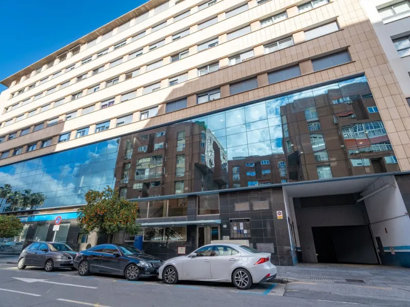 Discover this magnificent 96 m² penthouse located in a prime area, just a short walk from Larios Shopping Centre and surrounded by excellent transport links and local amenities.