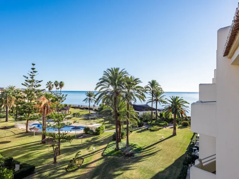 Beachfront Top-Floor Apartment – Prime Investment with Short-Term Rentals allowed