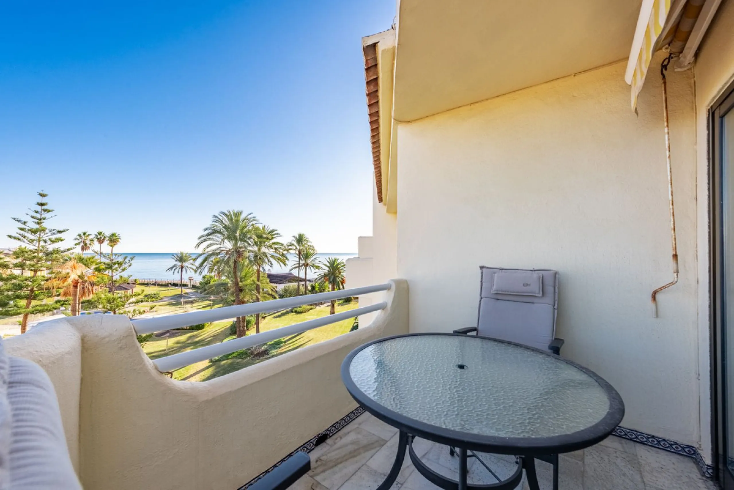 Beachfront Top-Floor Apartment – Prime Investment with Short-Term Rentals allowed
